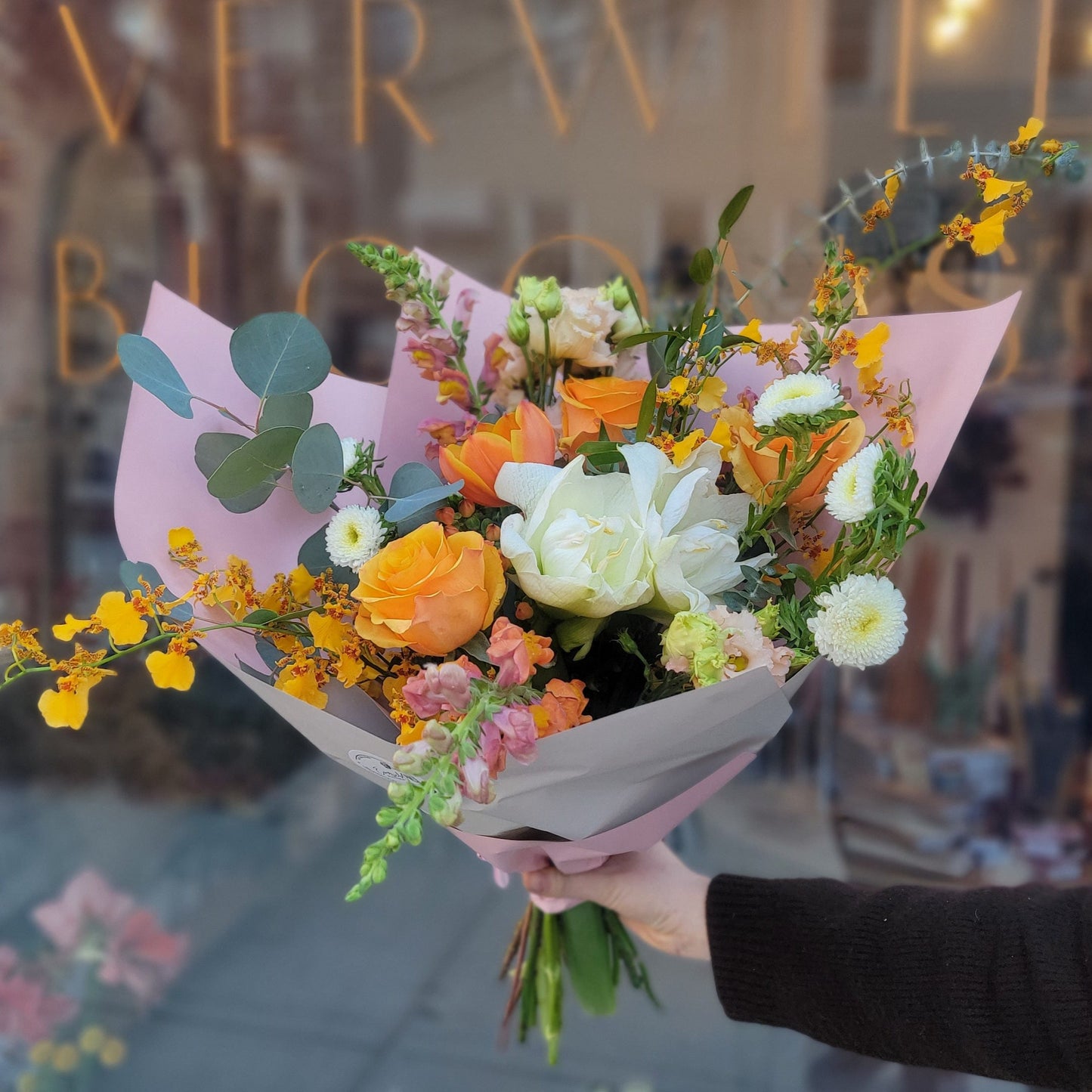 SIGNATURE HAND-TIED BOUQUET